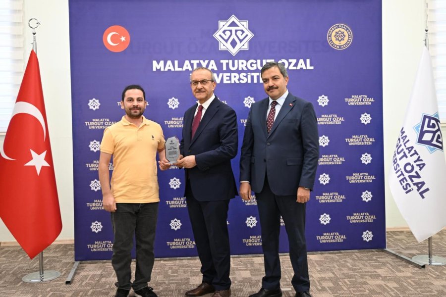 Üniversitemizin Başarılı Akademisyenleri Ödüllendirildi