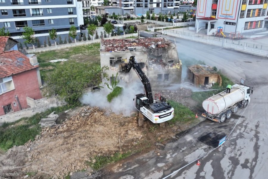 Yeşilyurt’ta Riskli Yapılar Tek Tek Kaldırılıyor! Karakavak Mahallesi’nde Büyük Dönüşüm Başladı